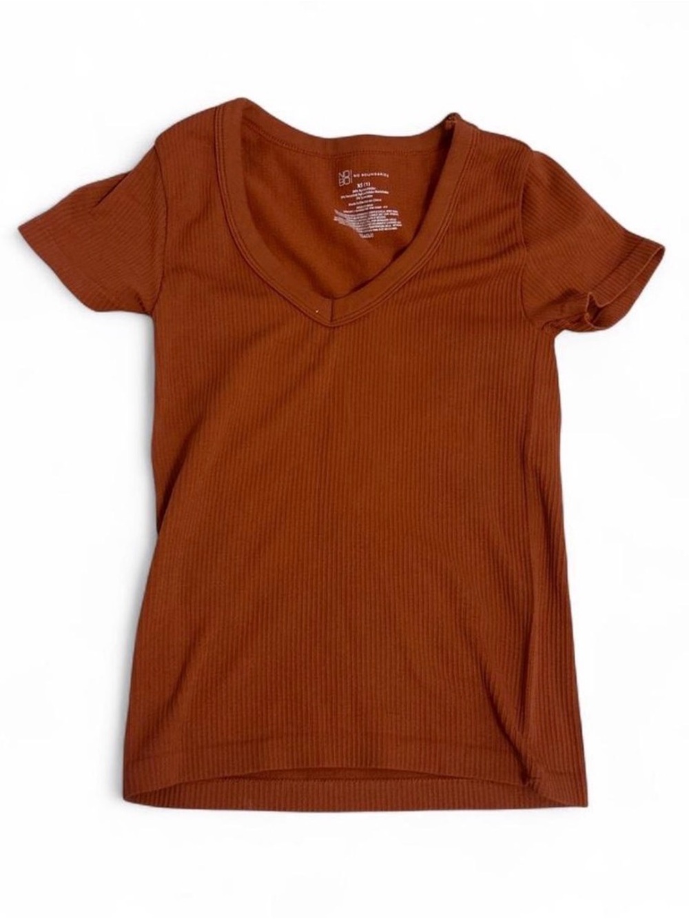 No Boundaries Women's Ribbed V-Neck Crop Tee - Rust Brown